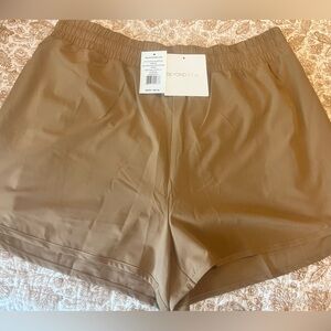 NWOT Beyond Yoga Stretch Woven In Stride Lined Shorts